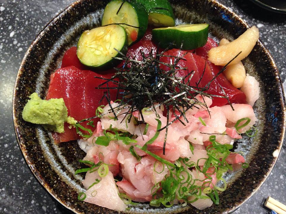 「すし村山」のハマチとマグロのミックス丼