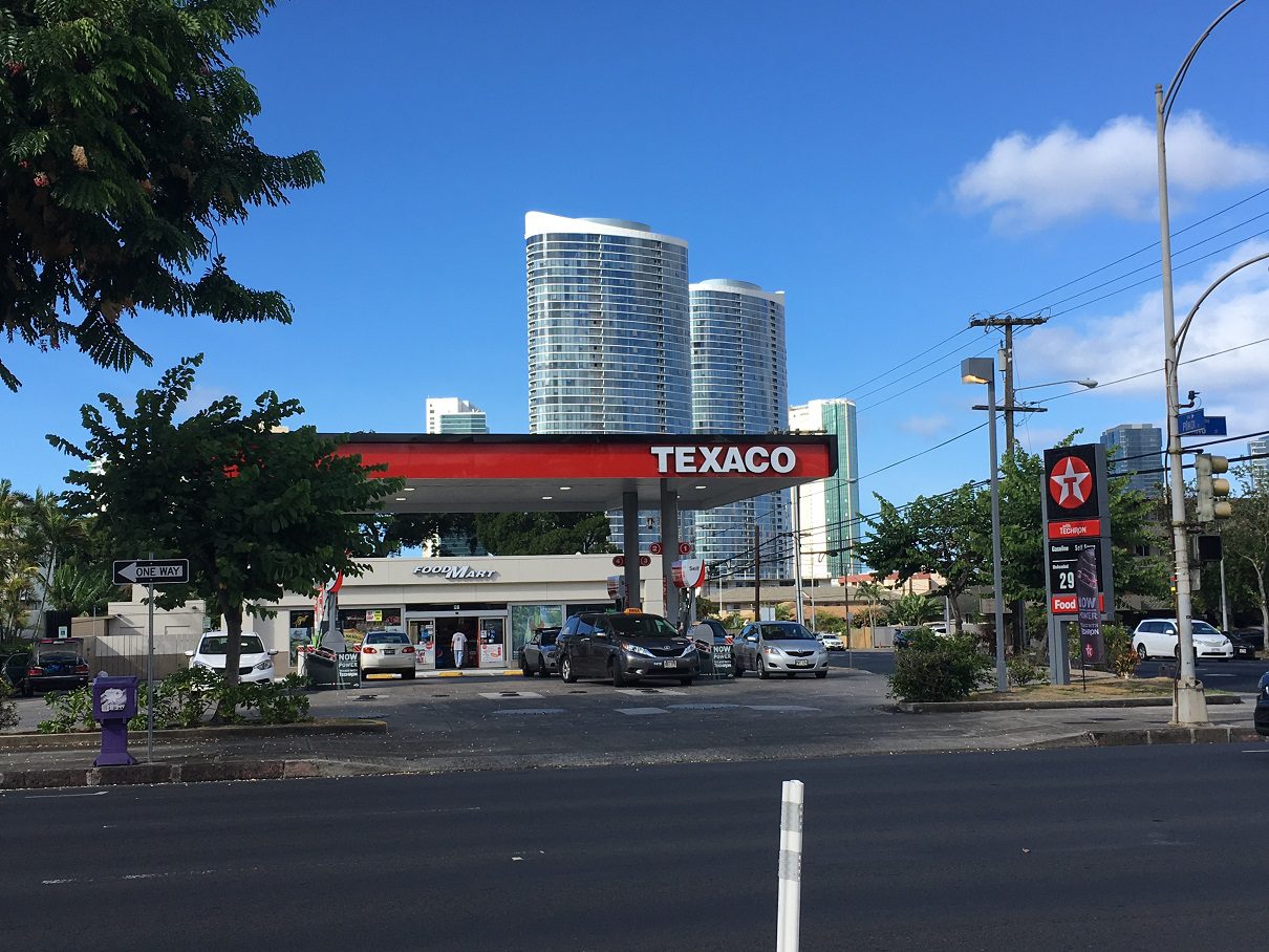 アメリカ、ハワイでガソリンスタンドで車にガソリンを入れる方法