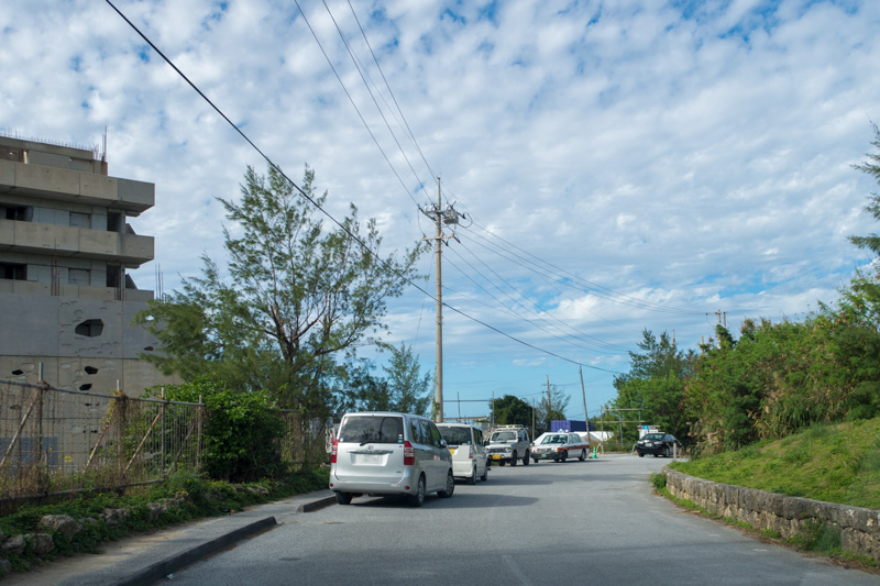 瀬底ビーチ手前の道路