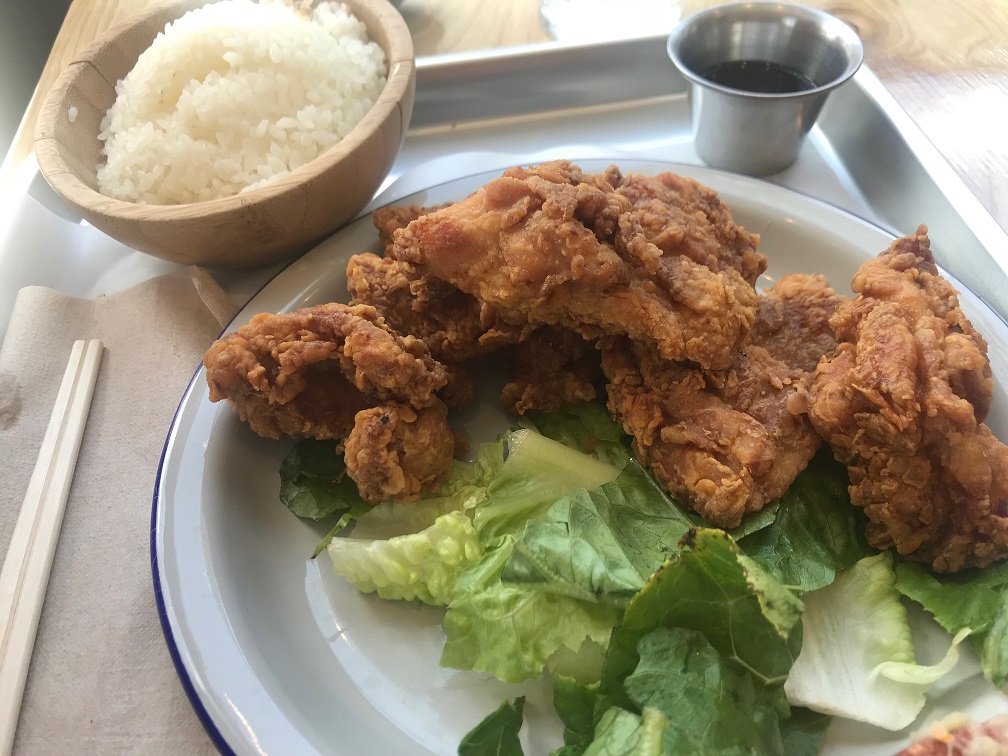 カカアコのカフェでチキンプレート