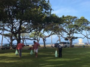 ハワイのタイムシェア専門店のくじら倶楽部がアラモアナビーチパークでクリーンアップ