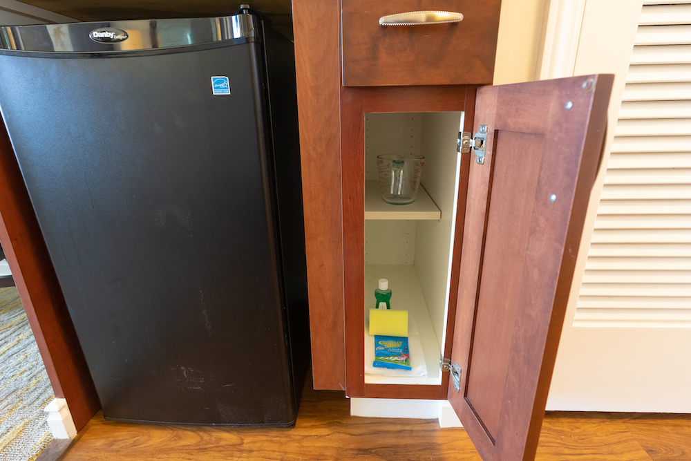 カリアタワーのスタジオのキッチンの冷蔵庫とスポンジ・食器洗い用の洗剤