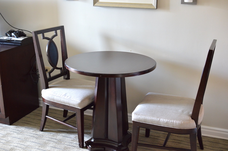 カリアタワースタジオのテーブルと椅子セット