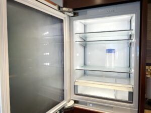 グランド・アイランダーのペントハウス3605号室のキッチンシンクにある冷蔵庫
