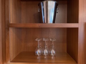 グランド・アイランダーのペントハウス3605号室のキッチンにあるグラスとワインクーラー