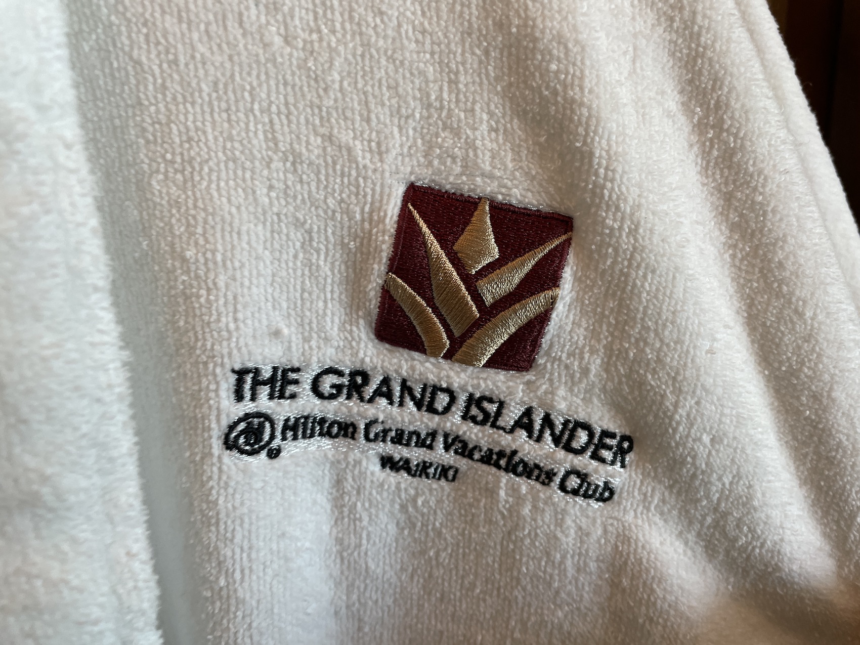 グランド・アイランダーのペントハウス3610号室のゲスト用寝室のクローゼットの中にあるバスローブのロゴ