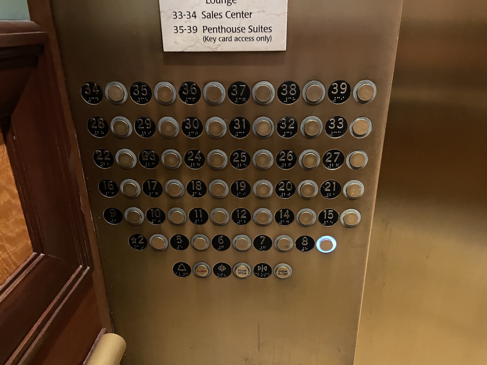 ワイキキアンのエレベーターで8階ラウンジへ