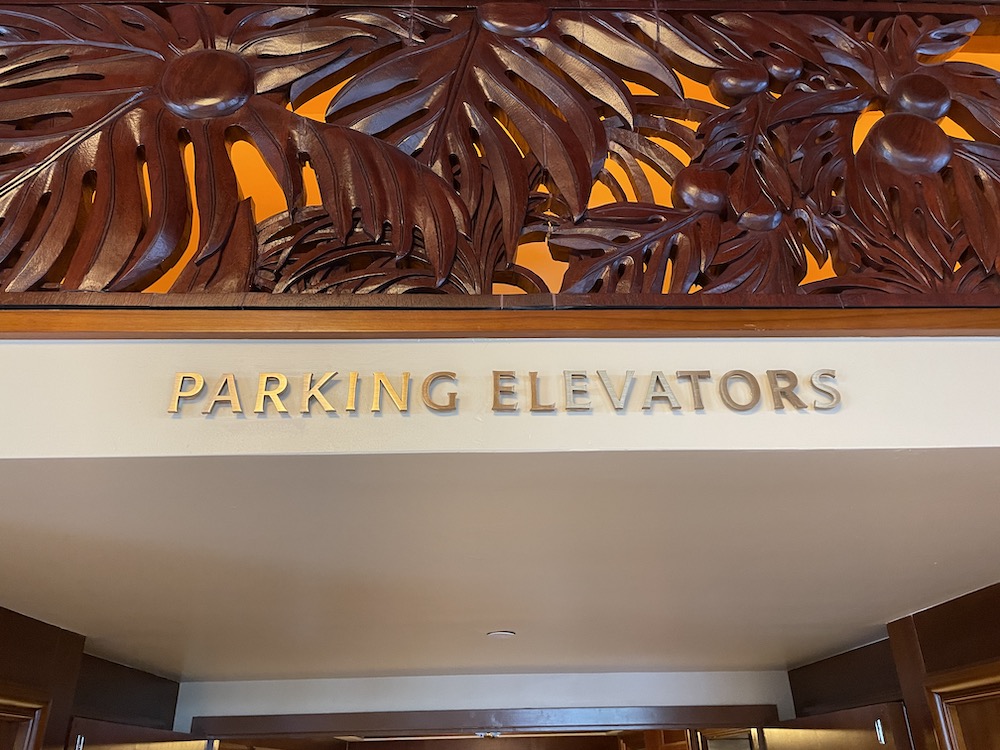 ワイキキアンの駐車場へのエレベーター
