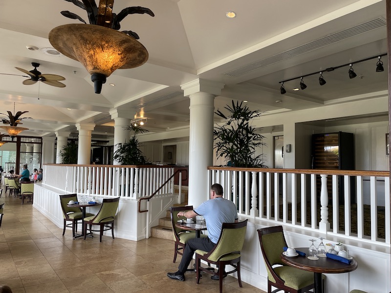 カウアイ・ビーチ・リゾートのレストランの内観写真