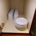 アウラニのキッチンにあるお皿とマグカップ